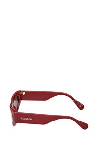 Röda rektangulära solglasögon med tjocka bågar, märkta "MAX&Co." på sidan, visade från en sidovyu mot en vit bakgrund.