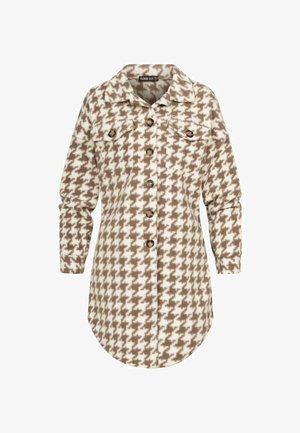 Brown and beige houndstooth-patterned shirt jacket with a collar, front buttons, and two chest pockets. Made of soft fabric with long sleeves.