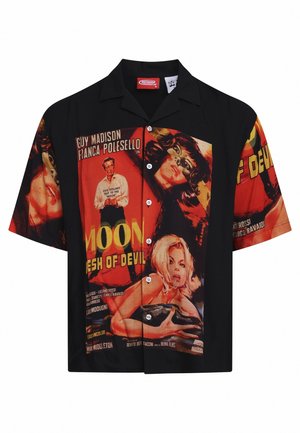 Sort skjorte med knapper og vintage filmplakattryk, der viser en mand, to kvinder samt fed gul og rød tekst på fronten og ærmerne.