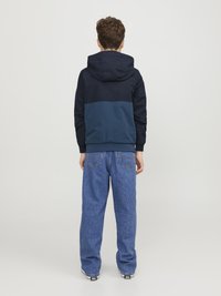 Jack & Jones Junior JJERUSH BLOCKING NOOS JNR - Lagana jakna - navy blazer/blue/white
