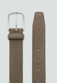 Cinturón de ante gris con hebilla de metal plateado. La correa es lisa, tiene cinco agujeros para ajustar y presenta costuras visibles a lo largo de los bordes.