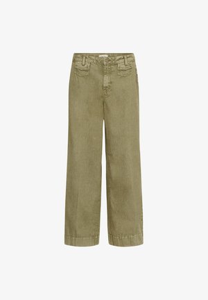 Pantalon en denim vert olive à jambes larges avec fermeture à boutons sur le devant et poches à rabat avant, présenté sur un fond blanc.