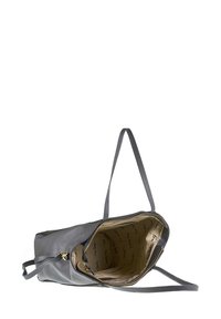 Grijze leren schoudertas met gouden rits, open om de beige binnenvoering te tonen bedrukt met het "Pierre Cardin" logo.