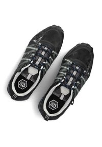 Zwarte wandelschoenen met een camouflagedessin, voorzien van grijze en blauwe veters, een robuuste zool en een hexagonaal logo op de binnenzool.