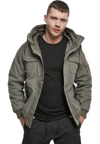 Olivgrüne Utility-Jacke mit Kapuze, mit mehreren Fronttaschen, gerippten Bündchen und einem gesteppte Innenfutter für zusätzliche Wärme.
