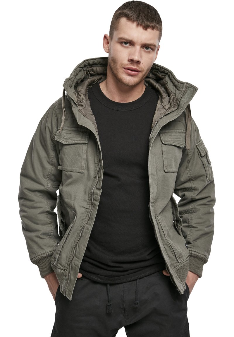 Olivgrüne Utility-Jacke mit Kapuze, mit mehreren Fronttaschen, gerippten Bündchen und einem gesteppte Innenfutter für zusätzliche Wärme.