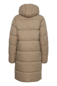 Manteau rembourré beige, doté d'une capuche et d'un design matelassé avec des coutures horizontales, offrant une texture lisse et une coupe décontractée.