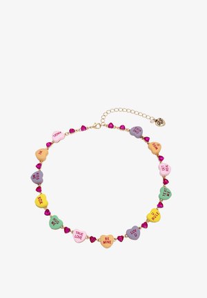 Cuentas coloridas en forma de corazón con frases, acentuadas con piedras preciosas rosas, ensartadas en una cadena dorada con un cierre de langosta y cadena de extensión.