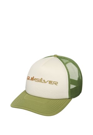 Biała i zielona siateczkowa czapka trucker z oliwkowo zielonym daszkiem i stylizowanym złotym logo Quiksilver na przednim panelu.
