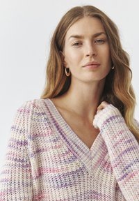 Gebreide trui met een V-hals, pastelkleurige strepen in roze en paars op een crèmekleurige achtergrond, met een textured stof en geribde manchetten.
