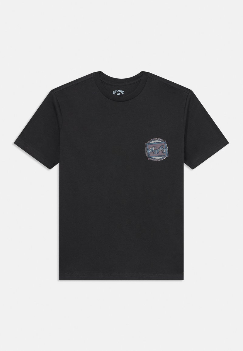 Černé bavlněné tričko s kulatým výstřihem. Na levé horní straně se nachází potištěná nášivka v modré a šedé barvě. Krátké rukávy, klasický střih.