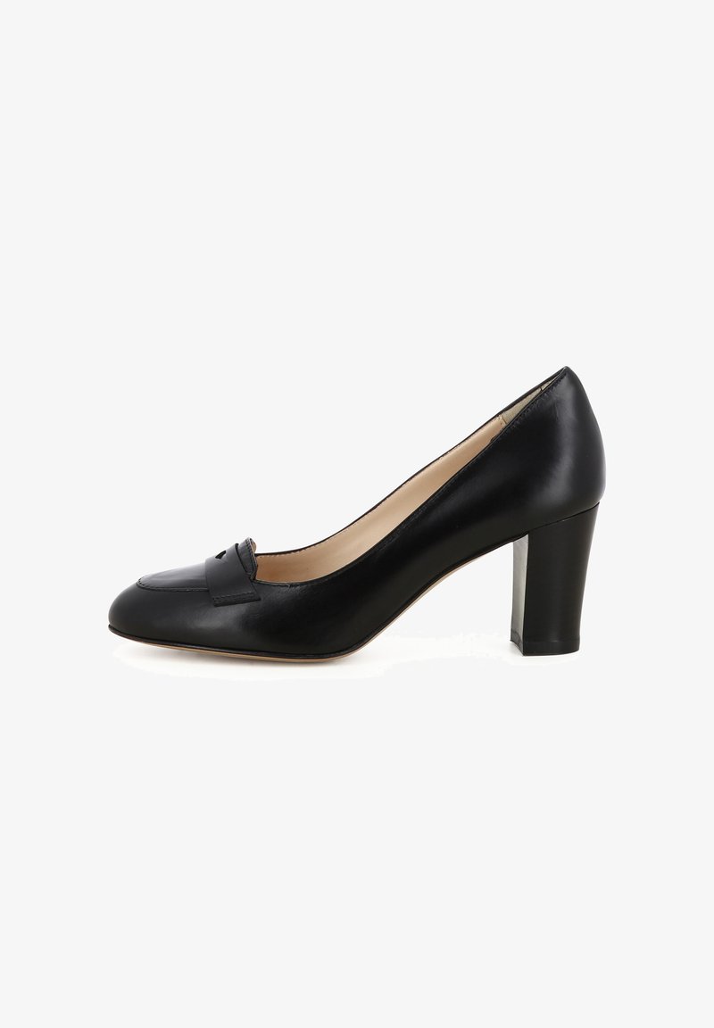 Scarpa nera in pelle con tacchi alti e punta arrotondata, caratterizzata da una piccola cinghia decorativa sulla parte anteriore e un tacco spesso e resistente.