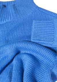 Pulover tricotat albastru strălucitor, cu guler și manșete în dungi, prezentând o textură detaliată și material moale pliat.