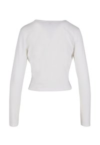 Balts garo piedurkņu cropped tops, kas izgatavots no gludas auduma, ar plašu izgriezumu un vienkāršām, tīrām līnijām bez rotājumiem.