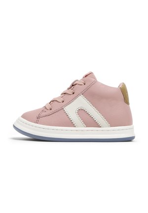 Baskets montantes en cuir rose avec accents latéraux blancs, bout rond et semelle en caoutchouc bleu clair. Présente un onglet de talon beige et un design à lacets.