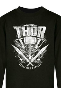Schwarzes Langarmshirt mit einem Grafikdesign von Thors Hammer, Blitzen und gekreuzten Schwertern in weißen und grauen Tönen.