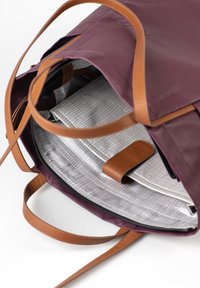 Borsa in pelle bordeaux con manici beige, con interno a quadretti grigi e chiusura a zip. L'interno include una sezione imbottita.