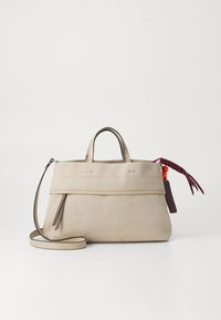 Beige ruskindshåndtaske med dobbelte top-håndtag, lang justerbar skulderrem og en flettet mørkerød dekorativ charm hængende fast.