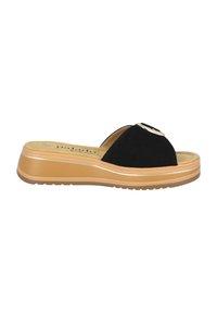 Zwarte suede instappersandalen met een ronde neus, voorzien van een gouden cirkelaccent en een lichtbruine wigvormige zool met een gestructureerde grip.