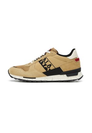 Tan og sort sneaker med hvide snørebånd, sort og hvid plettet sål, rød hælafslutning og sort logo på siden.