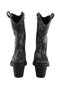 Coppia di stivali da cowboy in denim nero scolorito con tacchi medi impilati, vista posteriore su sfondo bianco.