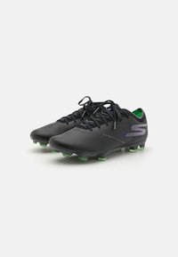 Crampons de football noirs avec un dessus texturé, accents verts et détails violets. Présente un design à lacets et des crampons moulés pour une traction optimale.