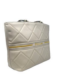 Borsa tote bianca trapuntata in pelle sintetica, con hardware dorato, cuciture diagonali e una vivace striscia gialla con la scritta "Pollini" in rilievo.