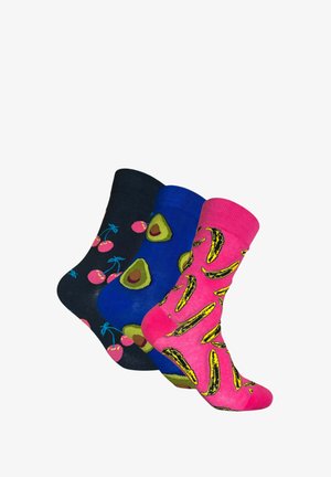 Tres pares de calcetines de algodón: negros con un patrón de cerezas, azules con un diseño de aguacate y rosas con estampado de plátano. Puños acanalados, colores vibrantes.