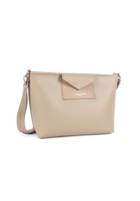 Borsa a tracolla in pelle beige con texture, dotata di tracolla regolabile e tasca con flap frontale, logo Lancaster Paris sul flap della tasca.