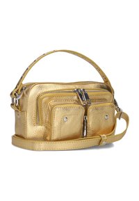 Gouden leren tas met textuur, een ritsluiting, twee voorkruiven en een afneembare schouderriem. Voorzien van zilveren hardware accenten.
