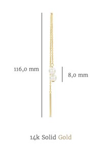 Boucle d'oreille en or massif 14 carats avec deux perles blanches, présentant une longue barre dorée verticale, mesurant 116 mm de longueur et 8 mm de largeur.