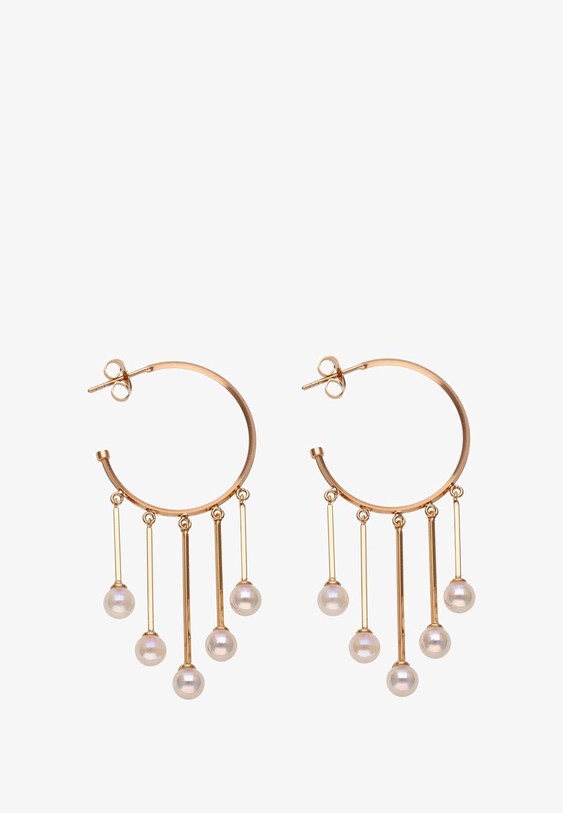 Arany karika fülbevalók hét függőleges arany rúddal, mindegyik végén egy fehér gyönggyel. Simára polírozott felület és fényes bevonat.