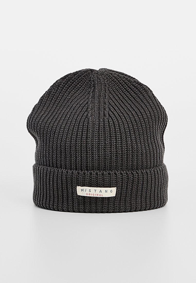Czarna czapka robocza z prążkowanego materiału z podwiniętym mankietem, z prostokątną białą metką z napisem "MUSTANG ORIGINAL" w czarnym i czerwonym kolorze.