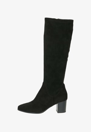 Botte en daim noir hauteur genou avec un bout pointu et un large talon. La tige a une texture lisse et des lignes épurées, sans embellissements.
