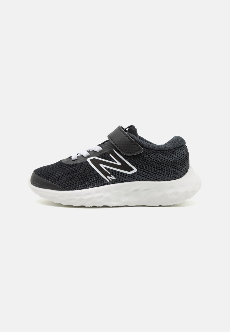 Chaussure de sport noire et grise avec une tige en maille, une sangle ajustable, des lacets blancs et une semelle blanche rembourrée. Présente un logo bien en vue.