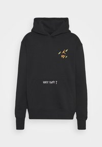 Sweat à capuche noir avec une poche kangourou. Comprend des motifs brodés en orange et blanc sur la poitrine et la poche, affichant du texte et des graphiques.