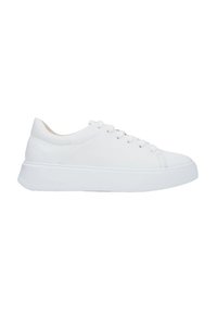 Witte leren sneakers met een ronde neus, platte veters en een dikke rubberen zool. Gladde textuur met minimale stikseldetails.