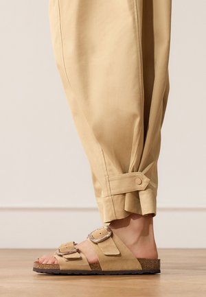 Manfield, MIT SCHNALLE - Pantolette flach - beige