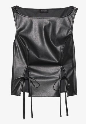 Top in finta pelle nera caratterizzato da un collo a barca, texture arricciata, fessure laterali con lacci in satin e una silhouette aderente.