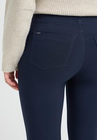 Oxmo OXKEILY SLIM FIT - Džegingi - copenhagen night