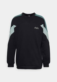 Sudadera negra con acentos diagonales en tonos menta y aguamarina. Presenta un cuello redondo y puños acanalados. Muestra el logo de la marca en la parte delantera.