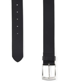 Ceinture en cuir noir avec une texture lisse, dotée d'une boucle rectangulaire en métal argenté et de cinq trous d'ajustement le long de la sangle.