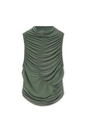 Mouwloos topje van donkergroene stof met geplooide textuur, met asymmetrische draping aan de voorkant en een hoge halslijn.