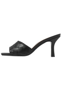 Mules de tacón alto de cuero trenzado negro con punta abierta y un elegante tacón curvado. Presentan un acabado suave y costuras detalladas.