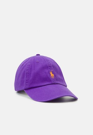 Cappellino da baseball viola con visiera curva e piccolo logo ricamato arancione di un giocatore di polo sulla parte anteriore, mostrato su sfondo bianco semplice.