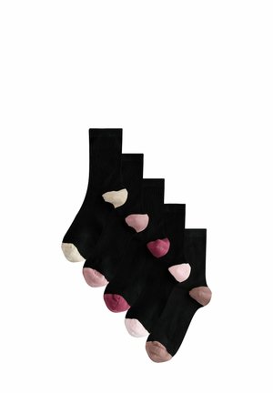 Fünf Paare schwarze Socken mit unterschiedlich gefärbten Zehen und Fersen in Beige, Hellrosa, Dunkelrosa, Blush und Braun, diagonal angeordnet.