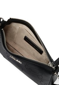 Borsa a tracolla in pelle nera con superficie texture, chiusura con zip e interno in tessuto beige dotato di fessure per carte e etichetta del marchio.