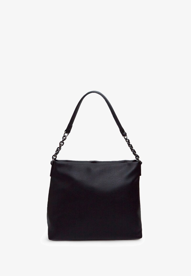 Fekete bőr válltáska strukturált felülettel. Lapos alappal, rövid vállpánttal és lánccal díszített füllel rendelkezik.