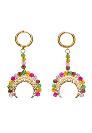 Arany karika fülbevalók félhold alakú medálokkal, melyeket rózsaszín, zöld, narancs, lila és barna színű, több színű gyöngyök díszítenek.
