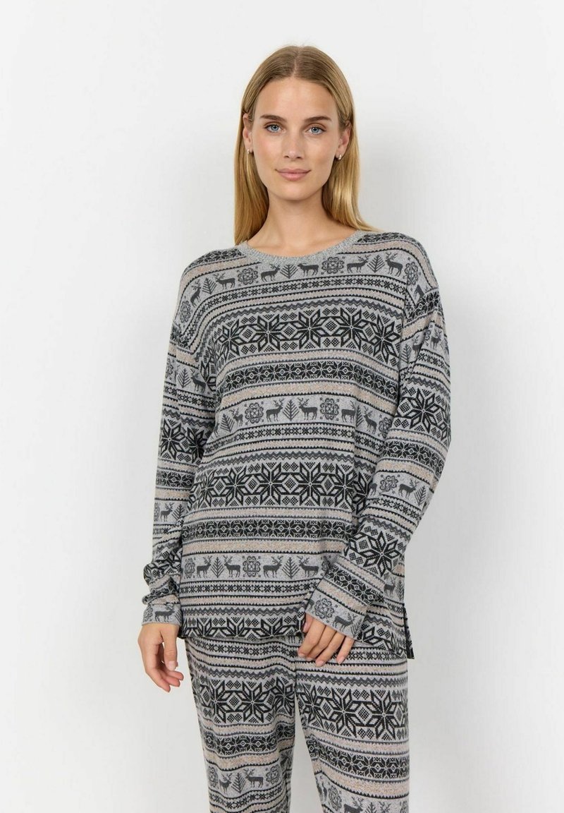 Haut gris à manches longues avec des motifs géométriques noirs et blancs complexes et un col rond, associé à un pantalon à motifs assortis.